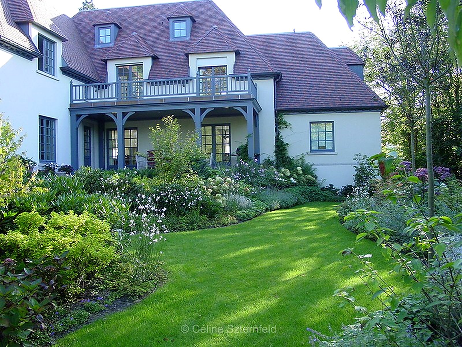 Jardin de maison, pelouse et massifs